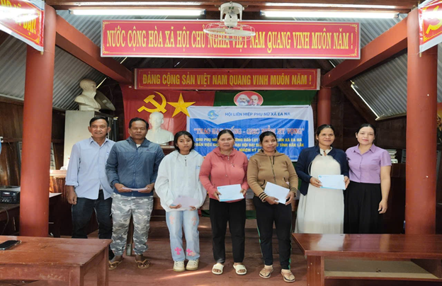 Hội LHPN xã Ea Na tổ chức chương trình “Trao hạt giống - Gieo niềm hy vọng” cho phụ nữ bị ảnh hưởng bão lụt trên địa bàn xã Ea Na